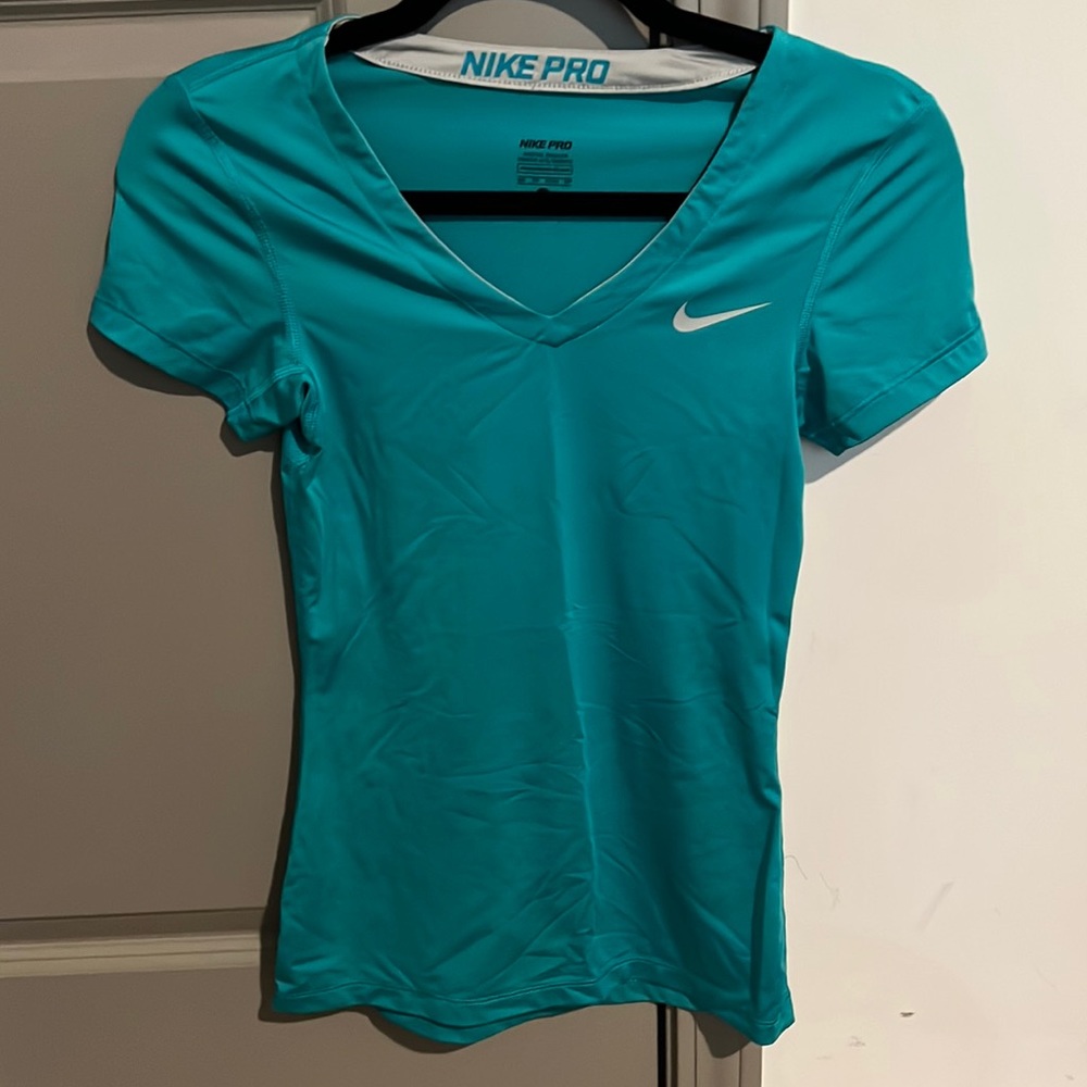 Super comfy Nike workout top! Gently used